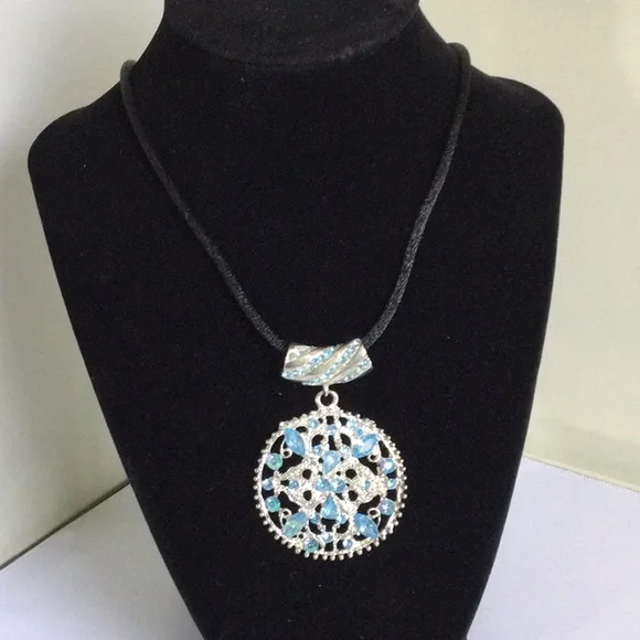 BLUE-tiful Rhinestone Necklace - Picture 3 of 6